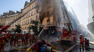 Violent feu d'immeuble à Paris IVe 