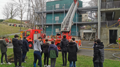 Groupe d'élève de 3e en stage face à un Moyen Elévateur Aérien