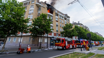 Vue depuis la rue de l'incendie ravageant un appartement dans le 18e arrondissement parisien