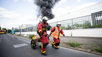 Sapeurs-pompiers de Paris en train d'établir l'alimentation d'une ligne d'attaque
