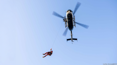 Hélicoptère de la gendarmerie procédant à l'hélitreuillage d'une victime