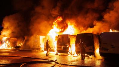 Les 12 camionnettes sur le quai de chargement sont touchés par les flammes