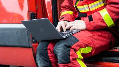 Sapeur-pompier de Paris travaillant sur un ordinateur portable sur intervention