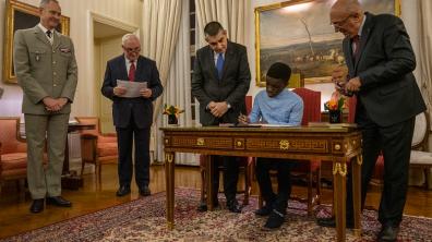 Remise de bourses d'études aux orphelins de l'armée de Terre