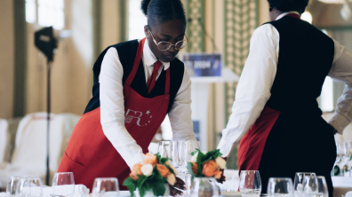 Des élèves d’un lycée hôtelier s’appliquent à dresser la table des convives du dîner caritatif.