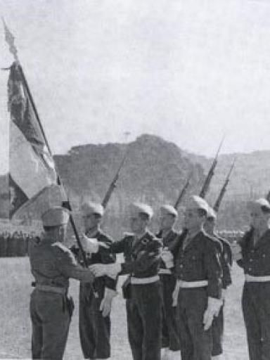 Le colonel MAREY remet le drapeau à la garde © EMD
