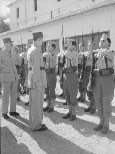 Le général de Gaulle passe en revue les futurs aspirants © EMD