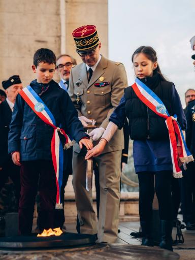Deux conseillers municipaux juniors et le général Le Roux.