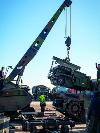  Dépose moteur du char Leclerc.