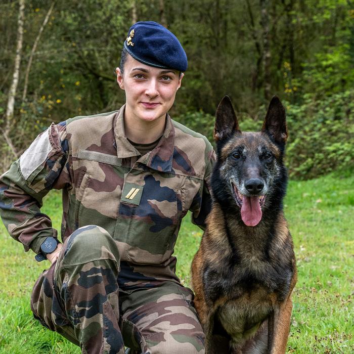 Sergent Noémie, chef de groupe maître-chien à l’AMSCC et son fidèle compagnon Ostang.